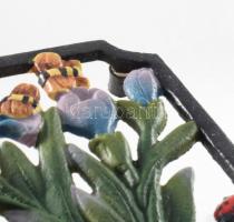 6 darab szecessziós stílusú öntöttvas edényalátét, virág- és bogármintákkal festett, 10,5x10,5 cm, n...