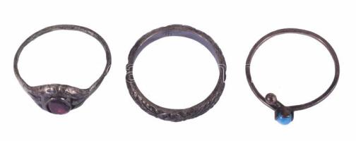 3 darab ezüst (Ag) gyűrű, közte kővel, bruttó 5g