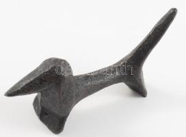 Stilizált vas kutya figura, h: 8,5 cm