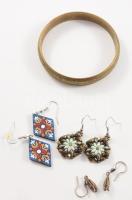 vegyes bizsu tétel, benne ezüst fülbevaló pár