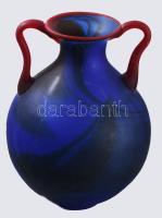 Kézzel készült anyagában színezett savmaratott felületű kék üvegváza, piros fülekkel, hibátlan, m: 20,5 cm