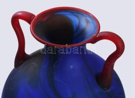 Kézzel készült anyagában színezett savmaratott felületű kék üvegváza, piros fülekkel, hibátlan, m: 2...
