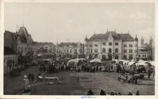 Léva main square with the shops of Ignác Trebitsch, Vámos and Borcsányi & Csernák photo; back So.Stpl