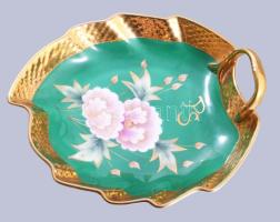 Palcsó Sándor (1929-2021) operaénekes nívódíja, melyet 1977-ben kapott Durkó Zsolt: Mózes című zenedrámájában játszott szerepéért, Józsué megformálásáért. Herendi porcelán, Bakos Éva festő, benne PS monogrammal, 20x18 cm