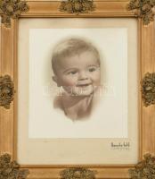 Üvegezett, dekoratív fa képkeret benne kisbaba fotó. Apró sérülések.Belső méret: 40x29,5 cm, külső méret: 46,5x36,5cm