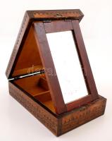 Díszesen faragott fa doboz, kihajtható tükörrel, kicsit laza zsanérokkal, a zár kicsit hiányos, fede...