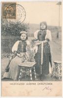 Kalotaszeg, Tara Calatei; Kalotaszegi láenyok ünneplőben / Transylvanian folklore (fl)