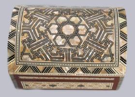 Gyöngyház rárakásos ékszeres doboz, 9x13x8 cm