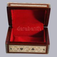 Gyöngyház rárakásos ékszeres doboz, 9x13x8 cm