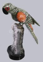 Ametiszt tömbön ülő faragott ásvány papagáj asztaldísz, m: 21 cm