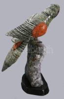 Ametiszt tömbön ülő faragott ásvány papagáj asztaldísz, m: 21 cm