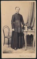 cca 1870 Flaskár János (?-1879) pap, győri főreáliskolai hittanár, szilsárkányi plébános portréja, vizitkártya Molnár és Brodszky győri műterméből, a hátoldalon feliratozva, 10,5x6 cm