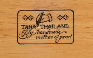 Thailand gyöngyházból kirakott, festett kép elefántok ábrázolásával, 18x28 cm