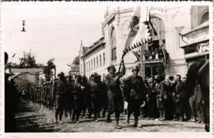 1940 Nagyszalonta, Salonta; bevonulás, katonák, Városháza / entry of the Hungarian troops, soldiers, town hall. photo + "1940 Nagyszalonta visszatért" So. Stpl.