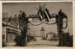1940 Nagyszalonta, Salonta; bevonulás, drogéria, díszkapu / entry of the Hungarian troops, pharmacy, gate. photo + "1940 Nagyszalonta visszatért" So. Stpl. (tűnyom / pinmark)