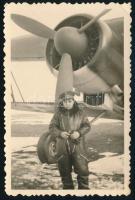 cca 1940 A M. Kir. Honvéd Légierő pilótája magyar gyártmányú (Weiss Manfréd) WM-21 Sólyom repülőgéppel, fotó, 9x6 cm