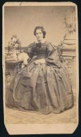 cca 1865 Elegáns hölgy (Kolozsváry Anna) portréja, vizitkártya Simonyi Antal pesti (Váci utca 1.) műterméből, sarkain vágott, 10x6 cm