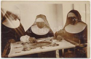 Sepsiszentgyörgy, Sfantu Gheorghe; Apácák hímezik a Szent Imre zászlót / nuns embroider the Saint Emeric flag. photo (gyűrődés / crease)