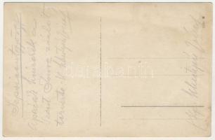 Sepsiszentgyörgy, Sfantu Gheorghe; Apácák hímezik a Szent Imre zászlót / nuns embroider the Saint Em...