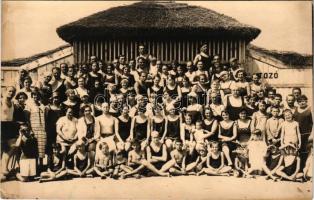 Balatonfüred, fürdőzők csoportképe. Kurzweil Frigyes kiadása. photo (EK)