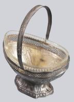 Szecessziós ezüst (Ag) kínáló, eredeti üvegbetéttel, m: 19 cm, nettó 109g, ezüst része sérült.