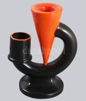 Goebel art deco gyertyatartó. Klasszikus art deco geometrikus formavilág: fordított kúpot körülölelő hajlított csőalak, fekete és narancssárga mázakkal festve, szélső elemen recézett gyufagyújtó felülettel. Alján kereskedői címke: "Hay Miksa Szeged 1897". Minimális kopottsággal, m: 14,5 cm