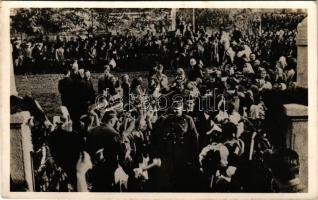 1938 Gúta, Kolárovo; bevonulás főurakkal, hátoldalon Sárai rotációs fényképsokszorosító üzem reklám / entry of the Hungarian troops, lords, with Hungarian photography advertisement on the backside (fa)