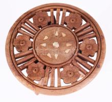 Ópium asztalka. Faragott fa, berakásokkal, összecsukható d: 22 cm, m: 24 cm