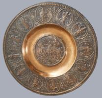 Vegyes tárgyak: réz dísztálak egyik egyiptomi, másikon 12 apostol , mészkő asztali készlet, kegytárg...