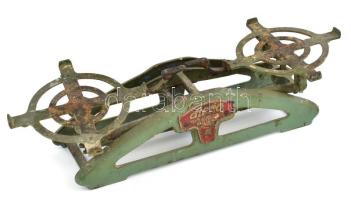 Aero márkájú régi kétkaros mérleg (5kg), tányérok nélkül, súlyokkal. rossz állapotú d: 45,5 cm