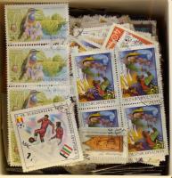 Több ezer darab vegyes modern bélyeg kávés dobozban