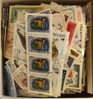 Több ezer darab vegyes modern bélyeg kávés dobozban