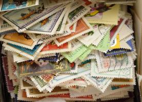 Több ezer darab vegyes modern bélyeg kávés dobozban