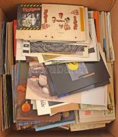 Kb. 1400 db vegyes MODERN üdvözlőlap, ünnepek, reklám, művészet, virág stb. dobozban / Cca. 1400 modern greeting postcards in a box