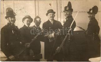 1914 Nagyvárad, Oradea; csendőrök szuronyos puskával és bilinccsel / K.u.k. gendarmes with guns and handcuffs. photo (lyuk / pinhole)