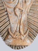 cca 1920 Hermann Gyula: Mária a kisdeddel. Kerámia faliplakett, jelzett, kopással, 35x21 cm