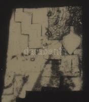 Maurer Dóra (1937-): Holtak háza (Pompeji sorozat 1.), 1963. Rézkarc, vegyes technika, papír, jelzet...