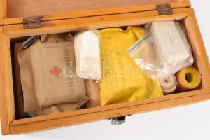 II. sz. mentődoboz, fa, 14x29 cm, tartalommal.