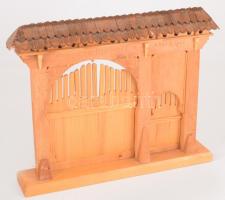 Faragott fa erdélyi székelykapu, 32x25 cm