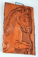 Faragott fa lóalakos falidísz, 36x22 cm