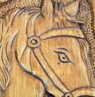 Faragott fa lóalakos falidísz, 36x22 cm