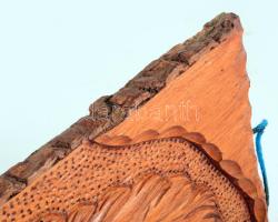 Faragott fa lóalakos falidísz, 36x22 cm