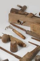 Doboznyi sokdarabos antik szerszám, alkatrész tétel, közte szőlészeti tárgyak, hordócsapok, gyaluk, ...