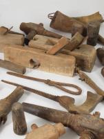 Doboznyi sokdarabos antik szerszám, alkatrész tétel, közte szőlészeti tárgyak, hordócsapok, gyaluk, ...