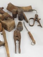 Doboznyi sokdarabos antik szerszám, alkatrész tétel, közte szőlészeti tárgyak, hordócsapok, gyaluk, ...