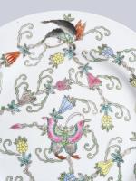 Inda- és pillangómintás kézzel festett kínai dísztál. Kína, XX. sz., jelzett, hibátlan, d: 26,5 cm