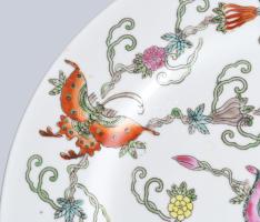 Inda- és pillangómintás kézzel festett kínai dísztál. Kína, XX. sz., jelzett, hibátlan, d: 26,5 cm