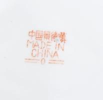 Inda- és pillangómintás kézzel festett kínai dísztál. Kína, XX. sz., jelzett, hibátlan, d: 26,5 cm