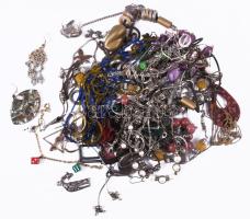 Zacskónyi vegyes bizsu tétel, közte jó darabokkal.