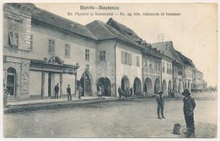 1916 Beszterce, Bistritz, Bistrita; Evangélikus lelkészlak és Búzaszer, Búza tér, Eduard Lant és Rosenfeld Lipót üzlete. F. Stolzenberg kiadása / Ev. Pfarrhof u. Kornmarkt / Lutheran parish, shops, market square (EK)